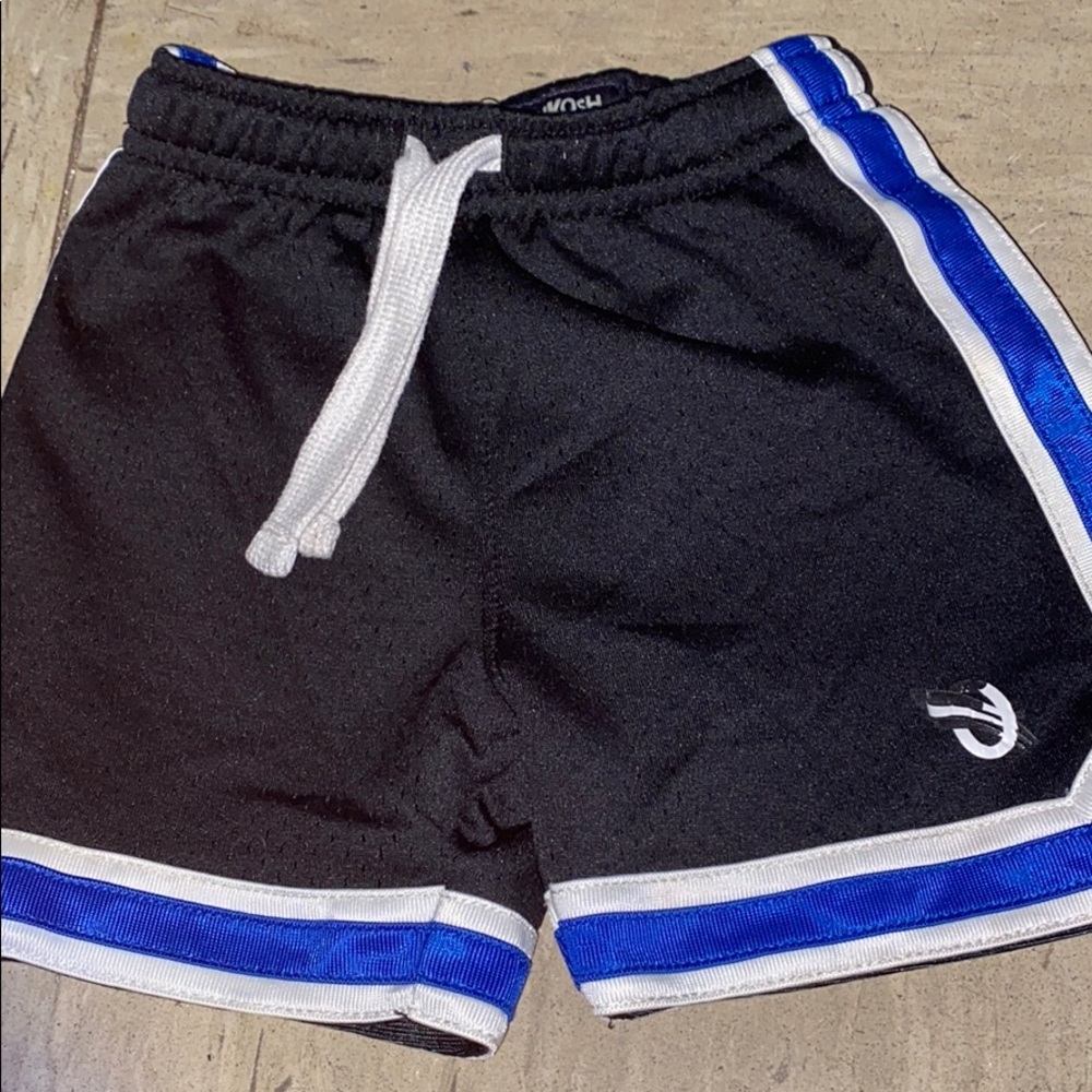 Oshkosh size 12 months shorts - Picture 1 of 3